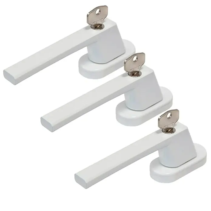 Abus Fenstergriff-Set FG 110 - Vierkantstift: 7 mm, Weiß, 3 Stk., Universell einsetzbar, Druckzylinder - Nahaufnahme von drei weißen abschließbaren Fenstergriffen mit Schlüsseln, die auf einer weißen Oberfläche platziert sind.