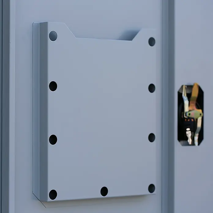 Lüllmann Gefahrstoffschrank - H x B x T: 195 x 91,6 x 42,2 cm, Lichtgrau/Rapsgelb, Fertig montiert, Anzahl Böden: 4 Stk. - Nahaufnahme einer grauen Metallabdeckung mit Löchern, die an einer Schalttafel befestigt ist, neben einem Schloss.