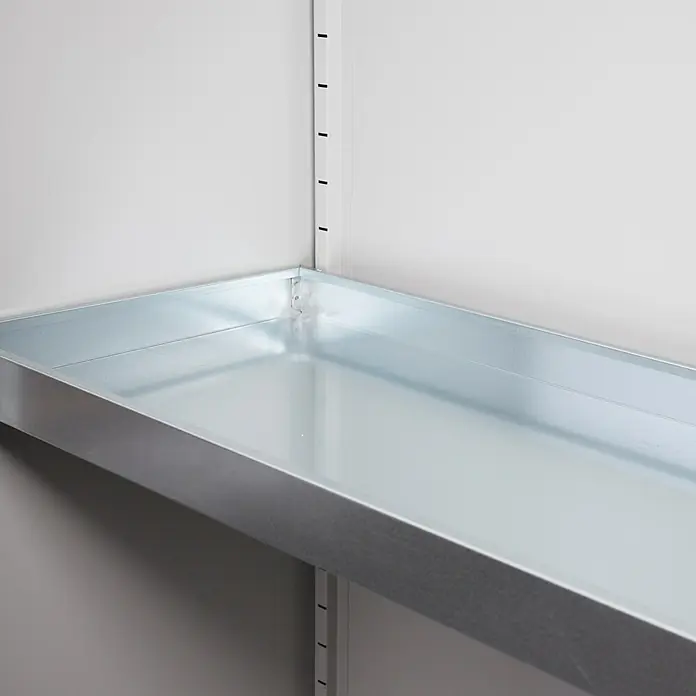 Lüllmann Gefahrstoffschrank - H x B x T: 195 x 91,6 x 42,2 cm, Lichtgrau/Rapsgelb, Fertig montiert, Anzahl Böden: 4 Stk. - Nahaufnahme eines silbernen Regals in einem weißen Schrank. Das Regal ist leer und reflektiert das Licht.