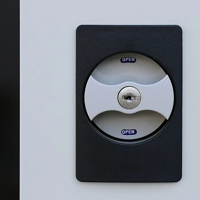 Lüllmann Gefahrstoffschrank - H x B x T: 195 x 91,6 x 42,2 cm, Lichtgrau/Rapsgelb, Fertig montiert, Anzahl Böden: 4 Stk. - Nahaufnahme eines Schlosses mit der Aufschrift "OPEN" und einem Drehgriff auf einer weißen Oberfläche, umgeben von einer schwarzen Umrandung.