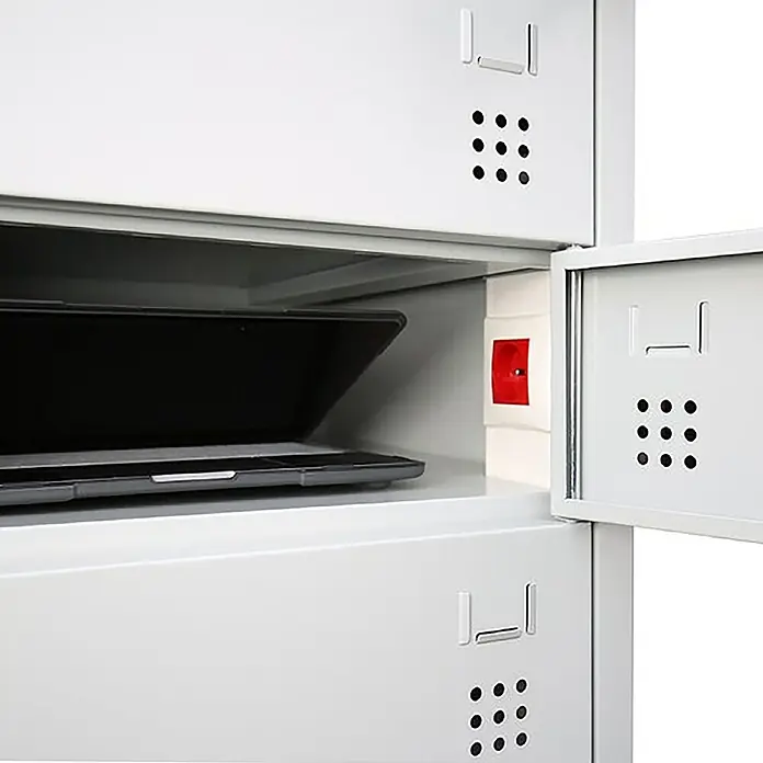 Lüllmann Laptopschrank - H x B x T: 180 x 50 x 50 cm, Lichtgrau/Enzianblau, Fertig montiert, Mit Steckdose, Anzahl Fächer: 10 Stk. - Ein Blick in einen weißen Spind mit einem Laptop auf einem Regal und einer roten Steckdose zur Aufladung elektronischer Geräte.