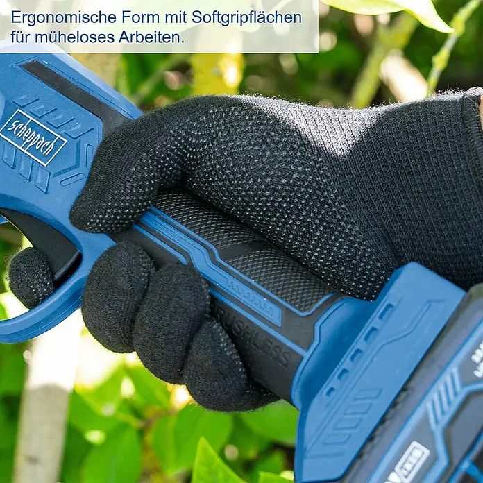 Scheppach IXES 20V Akku-Astschere BC-PRS28-X Set S - 20 V, 1 Akku, Li-Ionen - Hand mit Arbeitshandschuh hält eine blaue Heckenschere mit ergonomischer Form und Softgriffflächen für müheloses Arbeiten.