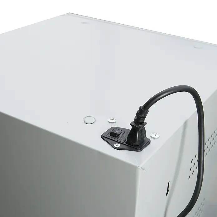 Lüllmann Laptopschrank - H x B x T: 180 x 50 x 50 cm, Lichtgrau/Enzianblau, Fertig montiert, Mit Steckdose, Anzahl Fächer: 10 Stk. - Nahaufnahme des Stromanschlusses mit Schalter und Netzkabel an einem grauen Elektronikgerät.