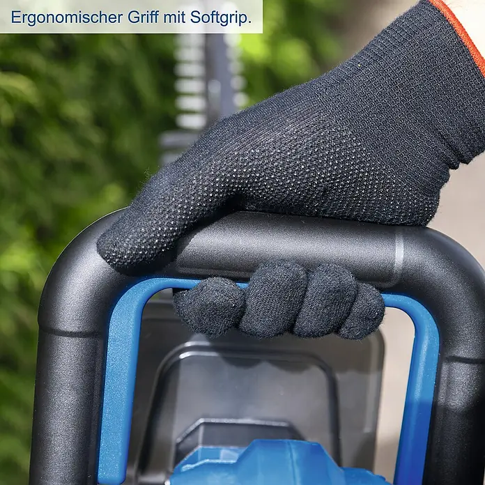 Scheppach IXES 20V Akku-Heckenschere BC-HT720-X Set S2 - 40 V, Li-Ionen, 2 Akkus, Schnittlänge: 65 cm - Detailaufnahme eines ergonomischen Griffs mit Softgrip einer Heckenschere, gehalten von einer Hand mit Arbeitshandschuh.