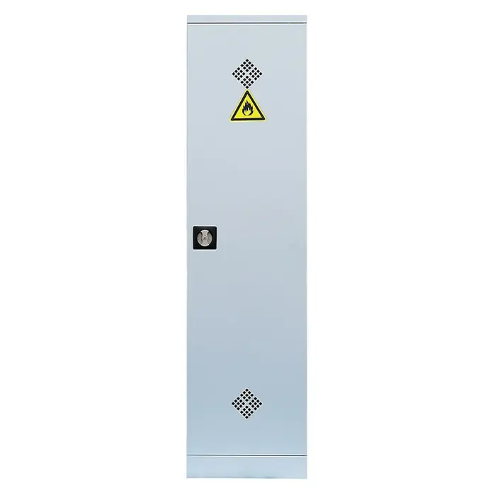Lüllmann Gefahrstoffschrank - H x B x T: 195 x 50 x 42,2 cm, Lichtgrau, Fertig montiert, Anzahl Böden: 4 Stk. - Schmale, hellgraue Metalltür mit einem gelben Warnschild mit Flammen und einem Drehknopf. Ideal für Industrie- oder Lagerräume.