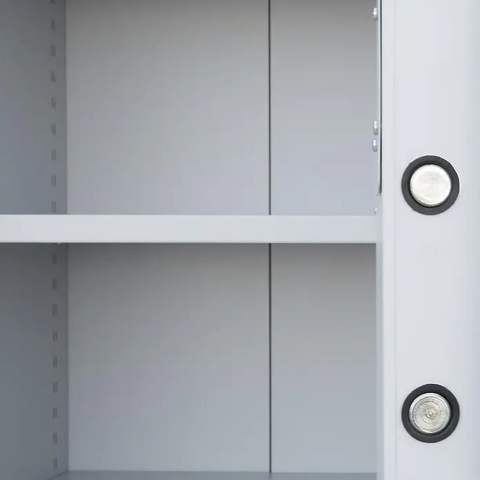 Lüllmann Metall-Mehrzweckschrank Feuergeschützt - H x B x T: 150 x 70 x 55 cm, Lichtgrau, Fertig montiert, Anzahl Böden: 3 Stk. - Innenansicht eines leeren, grauen Metallschranks mit Fachboden und zwei runden Schlössern an der Tür.