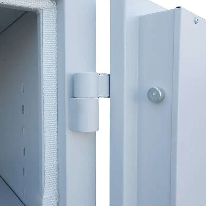 Lüllmann Metall-Mehrzweckschrank Feuergeschützt - H x B x T: 150 x 70 x 55 cm, Lichtgrau, Fertig montiert, Anzahl Böden: 3 Stk. - Nahaufnahme eines Tresors mit Türscharnieren und einem Verschluss, der die robuste Bauweise hervorhebt.