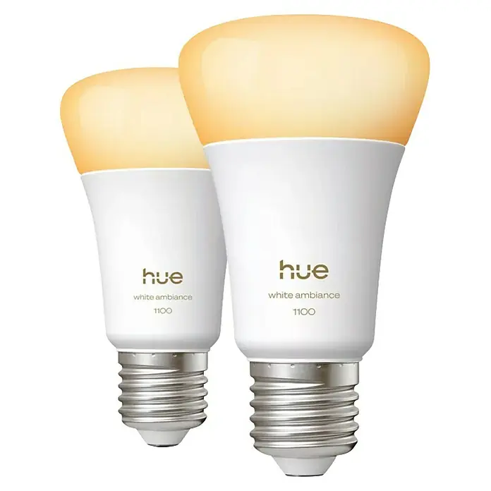 Philips Hue Smart-LED-Lampen Set White 1100 matter - E27, 8,1 W, 1.100 lm, 2 Stk. - Nahaufnahme von zwei Philips Hue White Ambiance 1100 Glühbirnen, die warmes, gedämpftes Licht ausstrahlen und die smarte Beleuchtung hervorheben.