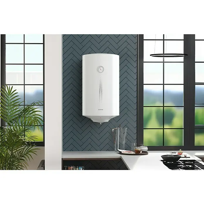 Rointe Termo eléctrico Iris - 50 l, 1.500 W, Montaje en la pared - Primer plano de un calentador de agua blanco montado en una pared estampada, que combina funcionalidad y diseño moderno en una cocina elegante.