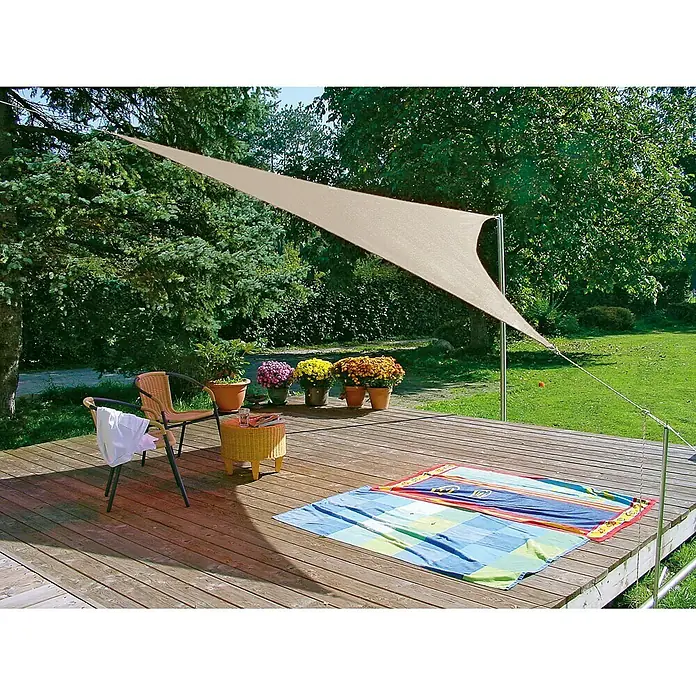 Sunfun SonnensegelSand, Dreieckig, L x B: 400 x 400 cm - Das Bild zeigt ein dreieckiges Sonnensegel, das auf einer Holzterrasse über einer Picknickdecke montiert ist.