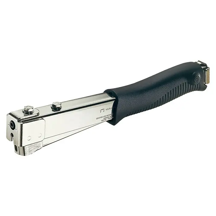 Rapid Hammertacker R11 - Klammertiefe: 6 mm - 10 mm, Geeignet für: Flachdrahtklammern Nr. 140 - Nahaufnahme eines silbernen Klammergeräts mit schwarzem Griff, das für Büro- oder Bauarbeiten verwendet wird.