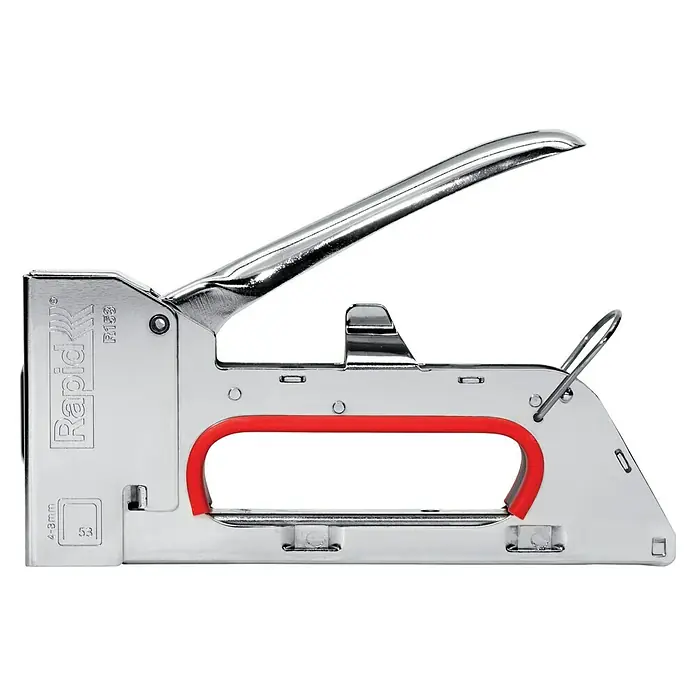 Rapid Handtacker R153 - Klammertiefe: 4 mm - 8 mm, Geeignet für: Klammern Typ 53 - Nahaufnahme eines Rapid Handtackers, einem Werkzeug zum schnellen Befestigen von Materialien mit Klammern. Das Gerät ist robust und zuverlässig.
