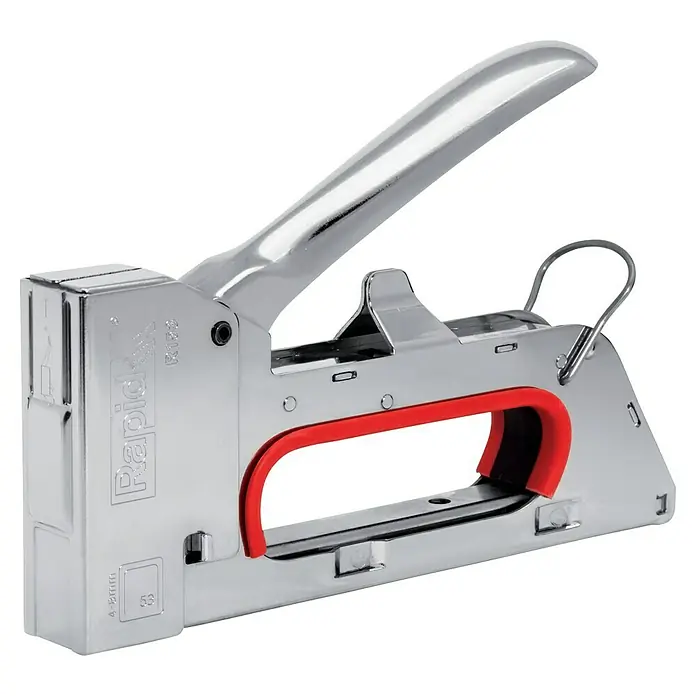 Rapid Handtacker R153 - Klammertiefe: 4 mm - 8 mm, Geeignet für: Klammern Typ 53 - Nahaufnahme eines Rapid R152 Handtackers aus Chrom mit rotem Griff. Das Werkzeug ist ideal zum Befestigen von Stoffen und Folien.