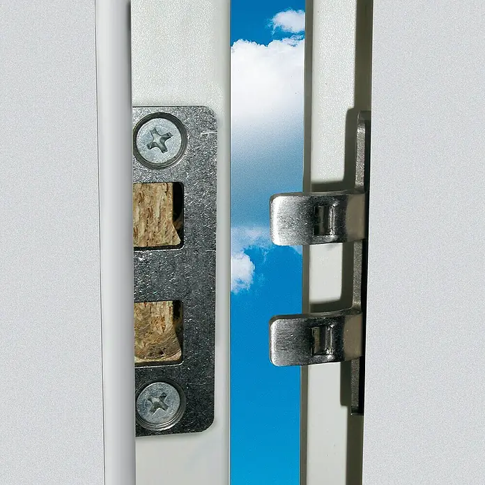 Abus Scharnierseitensicherung TAS 102 - Geeignet für: Alle Türen, Edelstahl - Detailaufnahme eines Türscharniers, das an einer weißen Tür befestigt ist, mit Blick auf einen blauen Himmel.