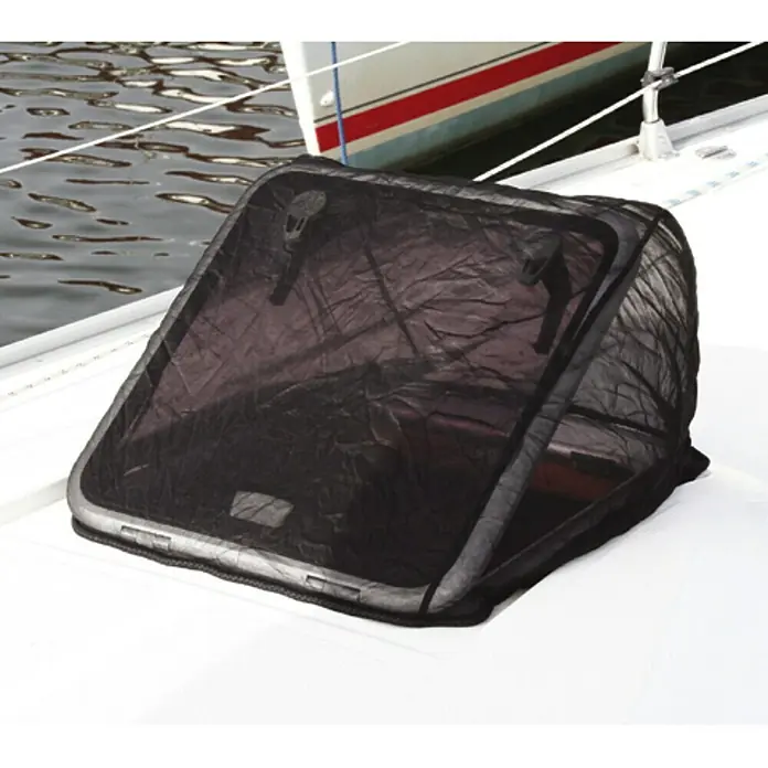 G-Nautics Moskitonetz M - Breite: 62 cm, Schwarz - Schwarzes Netz über einem Dachfenster auf einem Segelboot, das Insekten fernhält und gleichzeitig eine gute Belüftung ermöglicht.