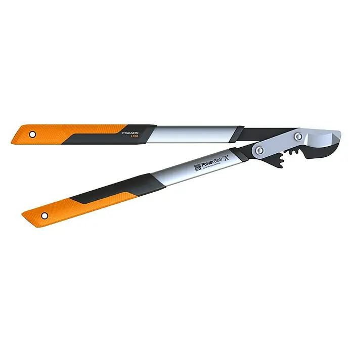 Fiskars Getriebe-Astschere PowerGearX LX94-M - Max. Aststärke: 50 mm, 64 cm - Nahaufnahme einer Fiskars PowerGear X Astschere mit orangefarbenen Griffen und silberfarbenen Klingen vor einem weißen Hintergrund.
