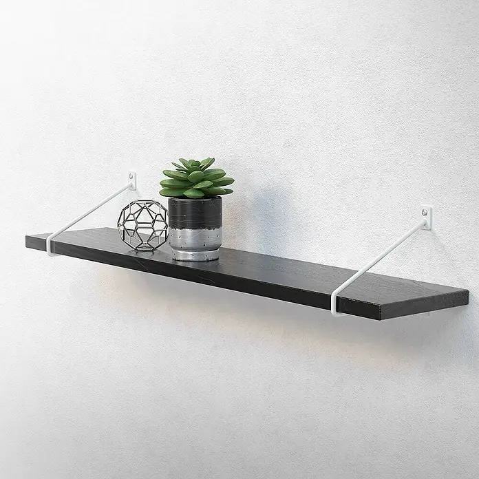 ML-Design Schwerlastregal Regalstütze Haarnadel 4er Set solide Regalwinkel Industrial Metall - H x B x T: 18 x 22 x 2,3 cm, Schrauben, Weiß - Regal mit dunklem Holzbrett und weißen Halterungen an einer weißen Wand, dekoriert mit Pflanze und Dekokugel.