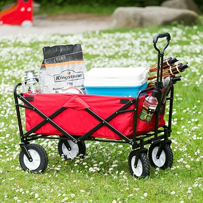 Faltbarer Bollerwagen Beach Waggon - L x B x H: 89 x 51,5 x 57,5 cm, Belastbarkeit: 60 kg - Bollerwagen mit Grillzubehör auf einer Blumenwiese.