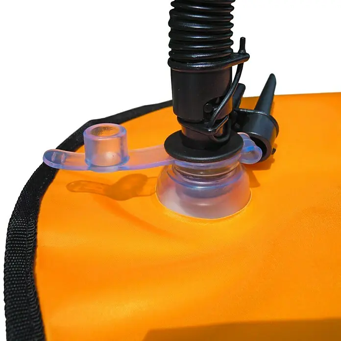 Navyline Wasserdichte Tasche - Innenmaß: 34 x 67 cm, Kunststoff - Nahaufnahme einer Luftpumpe, die an einem orangefarbenen aufblasbaren Gegenstand befestigt ist, Detailansicht des Ventils und des Anschlusses.