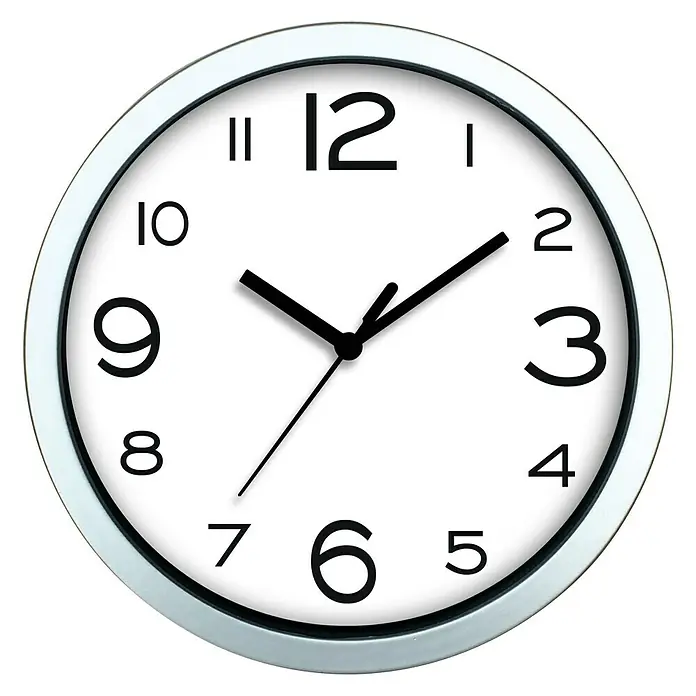 Wanduhr Basic - Durchmesser: 20 cm, Weiß - Eine runde Wanduhr mit weißem Zifferblatt, schwarzen Ziffern und einem silbernen Rahmen, die 10:10 Uhr anzeigt.