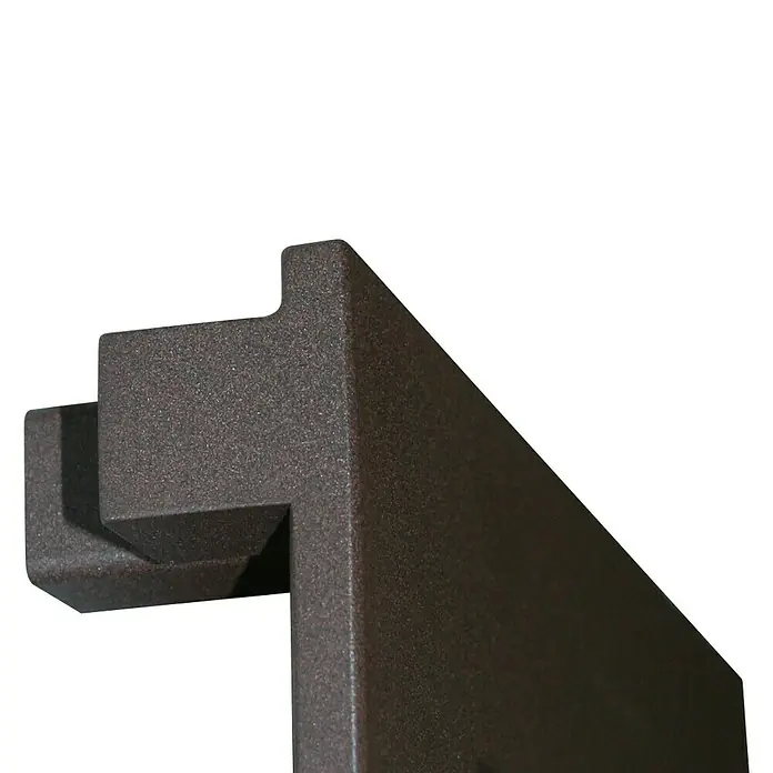 Szagato Designheizkörper Art I - B x H: 600 x 1.800 mm, Wärmeleistung bei Vorlauftemperatur von 75 °C (D: 50): 1.019 W, Braun - Nahaufnahme eines braunen Rahmens mit markanten geometrischen Formen und einer leicht rauen Textur.