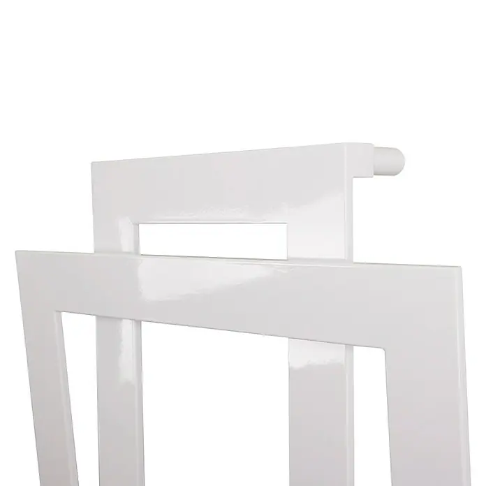 Szagato Designheizkörper Art II - B x H: 600 x 1.800 mm, Wärmeleistung bei Vorlauftemperatur von 75 °C (D: 50): 1.019 W, Weiß - Nahaufnahme der Rückseite eines weißen Stuhls mit einem modernen, minimalistischen Design und glänzender Oberfläche.