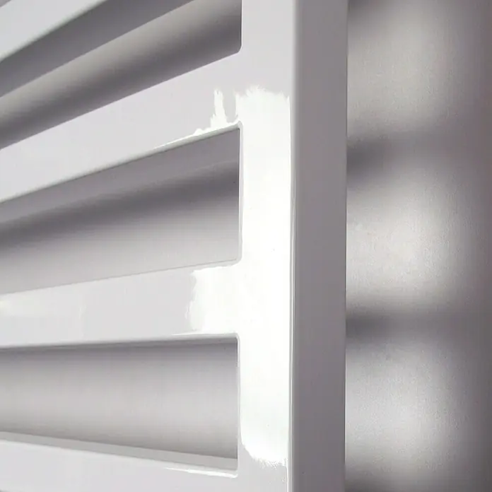 Szagato Designheizkörper Square 3 - B x H: 600 x 1.790 mm, Wärmeleistung bei Vorlauftemperatur von 75 °C (D: 50): 1.002 W, Weiß - Nahaufnahme eines weißen Heizkörpers mit horizontalen Lamellen und glänzender Oberfläche, ideal für moderne Badezimmer.