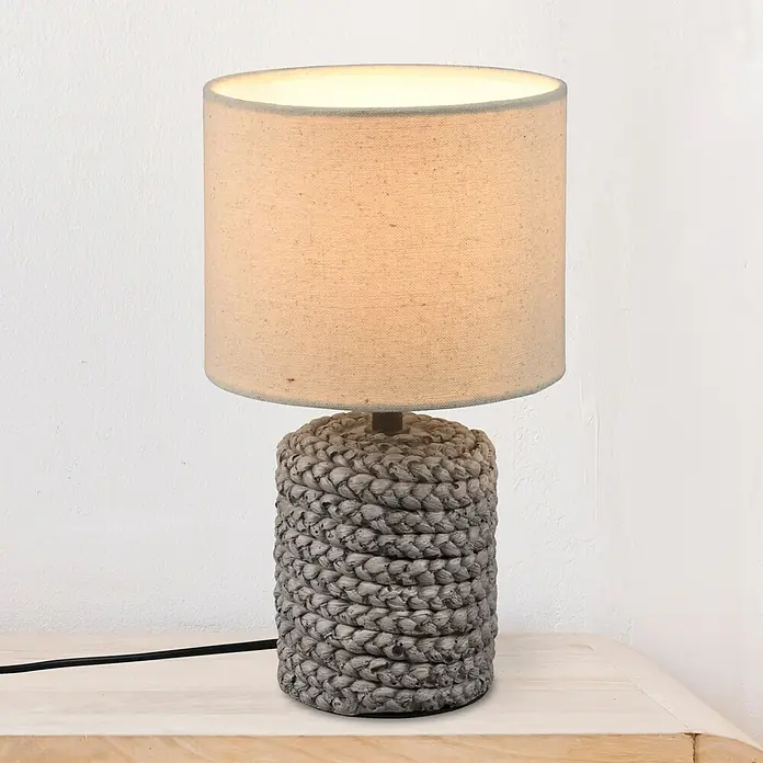 Trio Leuchten Tischleuchte rund Mala - 40 W, Ø x H: 15 x 26 cm, Braun, E14 - Diese Tischlampe mit einem Lampenschirm aus hellem Stoff und einem Sockel aus Seilgeflecht verleiht jedem Raum eine gemütliche Atmosphäre.