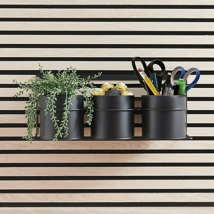 Regalleiste - L x B x H: 13 x 40 x 20,5 cm, Passend für: Akustikpaneele, Montageart: Einhängen - Die stylische Wandablage mit drei schwarzen Behältern bietet Platz für Pflanzen, Süßigkeiten und Büromaterialien. Eine praktische Dekoration für Ihr Zuhause.