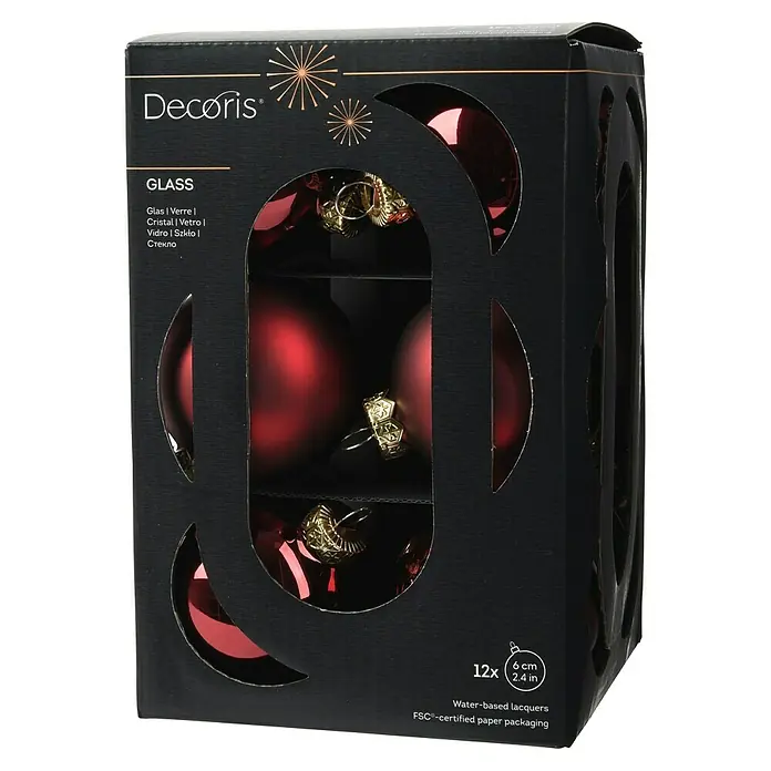 Decoris Weihnachtskugeln - Dunkelrot, Glas, Durchmesser: 6 cm, 12 Stk. - Eine Packung mit 12 roten Weihnachtskugeln aus Glas, jede mit einem Durchmesser von 6 cm, verpackt in einer schwarzen FSC-zertifizierten Papierverpackung.