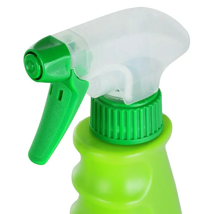 Compo Bio-Schädlingsfrei Plus AF - 500 ml - Nahaufnahme einer grünen Sprühflasche mit weißem Sprühkopf, ideal für Gartenarbeit und Reinigung im Haushalt.