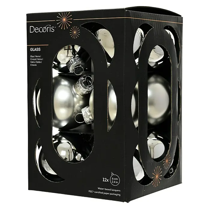 Decoris Weihnachtskugeln - Silber, Glas, Durchmesser: 6 cm, 12 Stk. - Eine Packung mit 12 silberfarbenen Glas-Weihnachtskugeln von Decoris, jede mit einem Durchmesser von 6 cm, verpackt in einer schwarzen Schachtel.