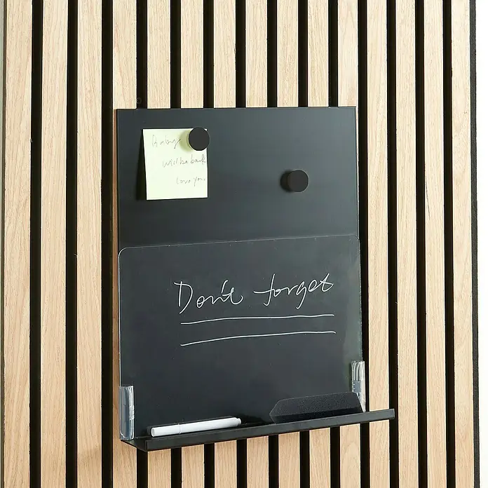 Magnettafel - L x B x H: 7 mm x 30 mm x 36,5 cm, Passend für: Akustikpaneele, Montageart: Einhängen - Schwarzes magnetisches Whiteboard mit Notiz, Stift und Schwamm an einer Holzwand befestigt. Ideal für Büro oder Zuhause.