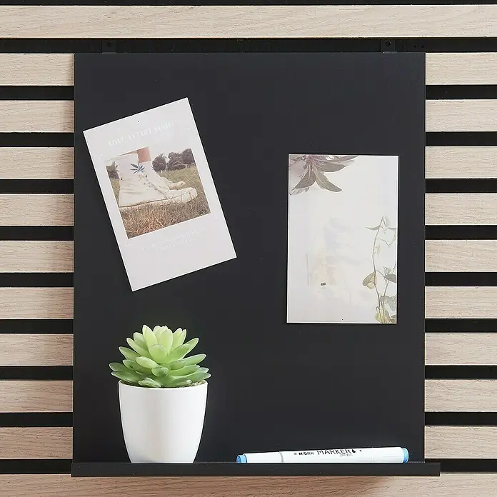 Magnettafel - L x B x H: 7 mm x 30 mm x 36,5 cm, Passend für: Akustikpaneele, Montageart: Einhängen - Magnettafel mit Deko und Stift. Das Board ist mit einer Sukkulente im Topf, einer Karte mit Sneakern und einer Pflanzenkarte dekoriert.