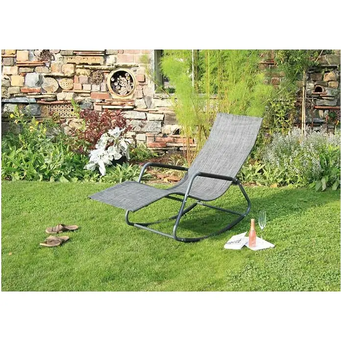 Acamp Gartenliege Rockstar - Stahl, Polyester, Anthrazit - Bequemer grauer Relaxsessel im Garten mit Getränken und Sandalen für entspannte Momente im Freien.