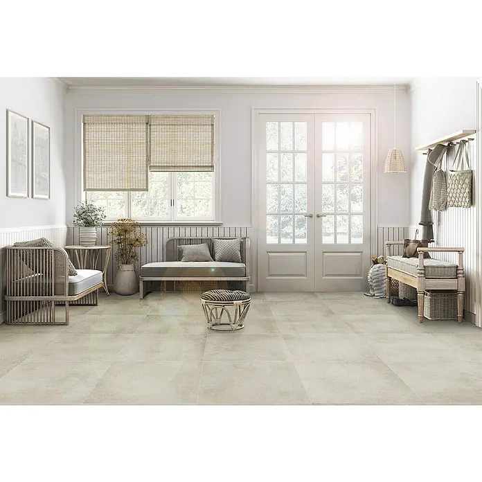 Feinsteinzeugfliese Rimini - 60 x 60 cm, Beige, Matt - Einladende Diele mit hellen Bodenfliesen, ergänzt durch natürliche Elemente und stilvolle Möbel, die eine harmonische Atmosphäre schaffen.