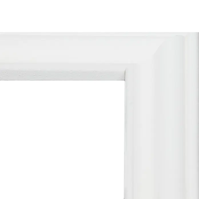 Wandleiste Set - Fläche 50x70cm, Weiß, MDF, Breite: 2,9 cm - Nahaufnahme einer weißen Fensterleiste mit eleganten Profilen und klaren Linien, die ein Gefühl von klassischer Eleganz vermittelt.