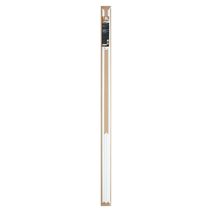 Wandleiste Set - Fläche 190x70cm, Weiß, MDF, Höhe: 1,3 cm, Breite: 2,2 cm - Ein langes, weißes Sockelleistenprodukt vor einem braunen Hintergrund. Das Produkt hat eine Etikett oben.