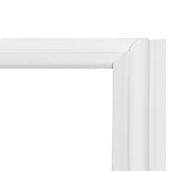 Wandleiste Set - Fläche 190x70cm, Weiß, MDF, Höhe: 1,3 cm, Breite: 2,2 cm - Detailaufnahme eines weißen Türrahmens mit klassischer Profilierung, der eine elegante und zeitlose Ästhetik vermittelt.