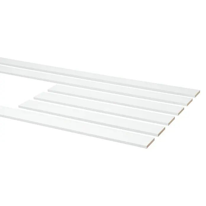 Wandleiste Set - Fläche 130x130cm, Weiß, MDF, Höhe: 1,3 cm, Breite: 6,3 cm - Nahaufnahme von weißen Wandpaneelen mit klassischem Design, ideal für moderne Innenräume. Die Paneele bieten eine elegante Wandgestaltung.