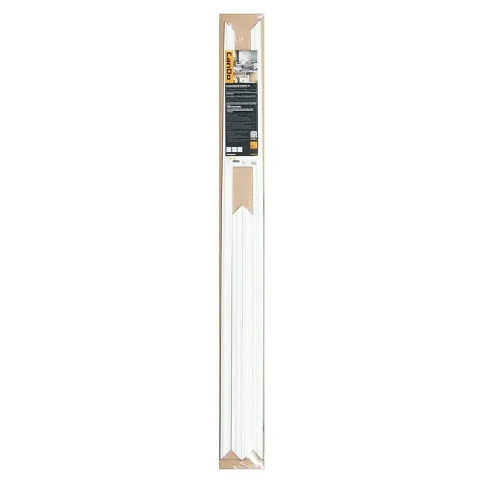 Wandleiste Set - Fläche 120x70cm, Weiß, MDF, Höhe: 1,3 cm, Breite: 2,9 cm - Eine Nahaufnahme von Cando Sockelleisten. Die weißen, profilierten Leisten sind ordentlich verpackt und mit einer informativen Banderole versehen.
