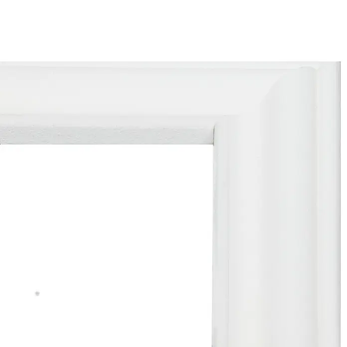 Wandleiste Set - Fläche 120x70cm, Weiß, MDF, Höhe: 1,3 cm, Breite: 2,9 cm - Detailaufnahme eines weißen Fensterrahmens, der eine elegante und saubere Ästhetik zeigt.