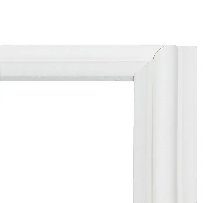 Wandleiste Set - Fläche 50x70cm, Weiß, MDF, Breite: 2,2 cm - Detailaufnahme einer weißen Türzarge, die ein klassisches Design mit klaren Linien und abgerundeten Kanten zeigt.