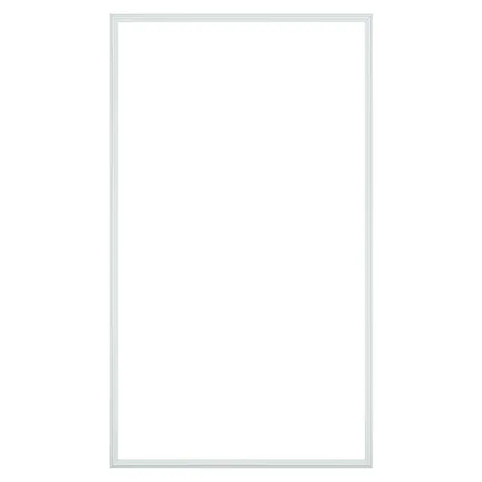 Wandleiste Set - Fläche 120x70cm, Weiß, MDF, Höhe: 1,3 cm, Breite: 2,2 cm - Aufnahme eines weißen Rahmens vor einem schwarzen Hintergrund. Der Rahmen ist schlicht und modern und eignet sich perfekt für Fotos oder Kunstwerke.