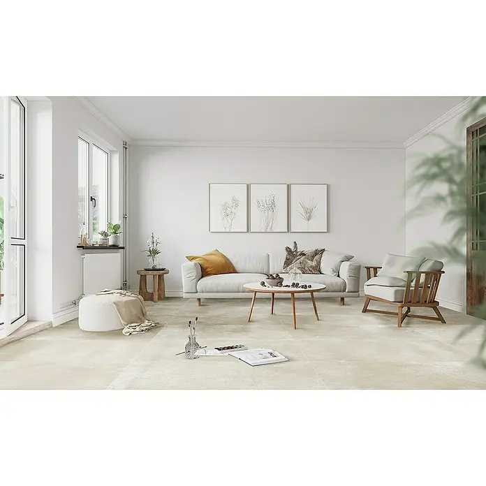 Feinsteinzeugfliese Rimini - 60 x 120 cm, Beige, Matt - Ein helles Wohnzimmer mit stilvollen Möbeln und Dekor. Die dezenten Farben und das natürliche Licht schaffen eine entspannende Atmosphäre.