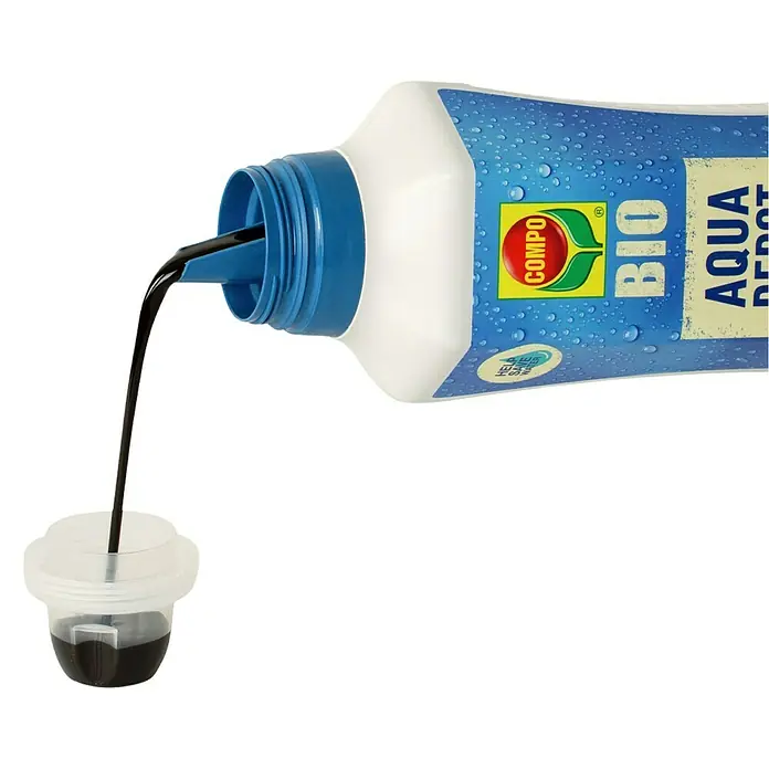 Compo Bio Universaldünger Aqua Depot - 1 ml - Nahaufnahme von COMPO BIO Aqua Depot Pflanzendünger, der in einen Messbecher gegossen wird. Ideal für gesunde Zimmer- und Balkonpflanzen.