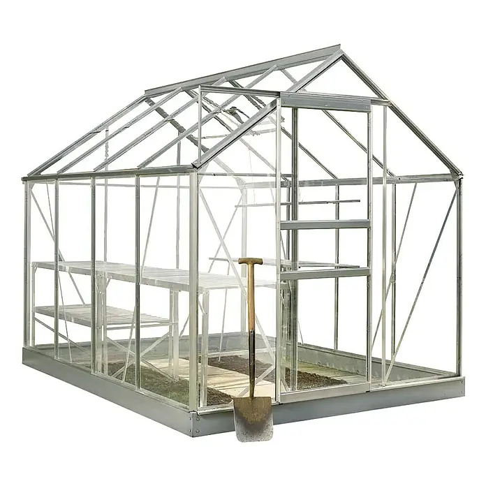 Halls Gewächshaus Popular 86 - Außenmaß inkl. Dachüberstand (B x T): 193 x 257 cm, Material Seitenwand: Glas, 3 mm, Silbergrau - Ein Gewächshaus aus Glas und Metall mit Regalen und einer Schaufel davor. Ideal für den Garten und Pflanzenanbau.