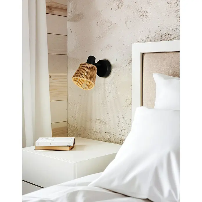 Eglo Regleta Keelby - 10 W, L x An x Al: 11 x 11 x 16 cm, Marrón, E14 - Primer plano de una lámpara de noche con pantalla de cuerda y base negra, situada junto a una mesita de noche.