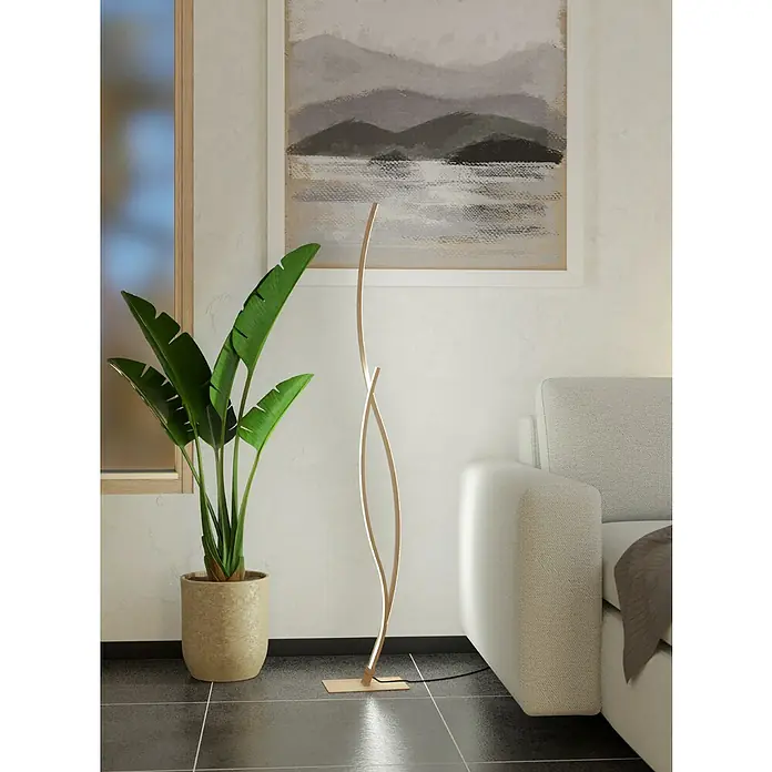 Eglo Grisolia Lámpara de pie LED - 21 W, Altura: 129 cm, Beige, Blanco neutro - Una lámpara de pie moderna de madera clara se encuentra junto a una planta de interior y un sofá. Diseño elegante.