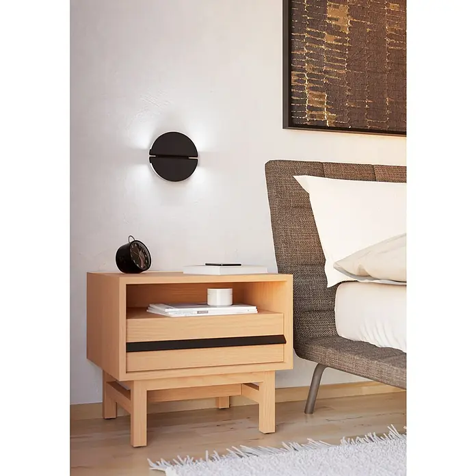 Eglo LED-Wandleuchte rund Pianosa - 5,3 W, Ø x H: 18 x 6 cm, Warmweiß - Elegantes Schlafzimmer mit einem stilvollen Nachttisch aus hellem Holz und einer modernen Wandleuchte, die ein warmes Licht verbreitet.
